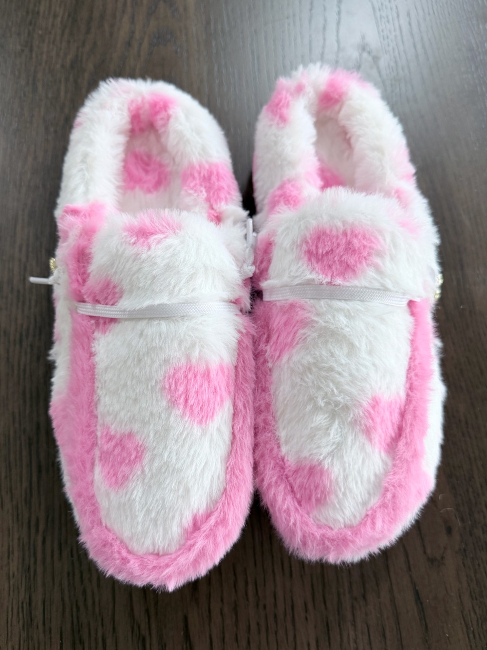 NWOT Women’s Size 8 Pink & White Fuzzy Heart Slip-On Shoes